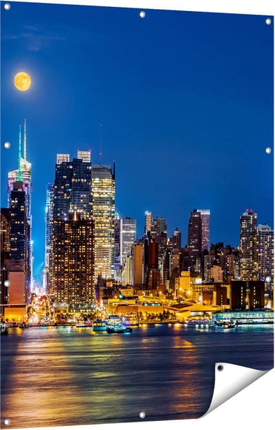 Gards Tuinposter Verlichte Skyline van New York met Volle Maan - 90x120 cm - Tuindoek - Tuindecoratie - Wanddecoratie buiten - Tuinschilderij
