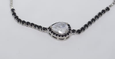 Druppel armband met zwarte steentjes | zilver gekleurd
