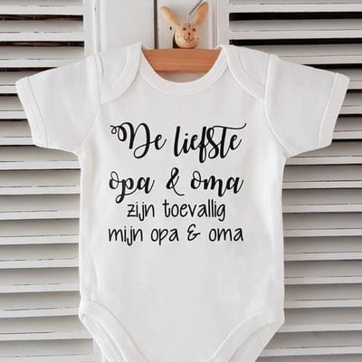 Baby Rompertje korte mouwen met tekst voor de allerliefste opa en oma: De liefste opa en oma zijn toevallig mijn opa en oma! -Maat  74-80
