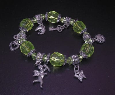 Armband groen met metalen hangertjes