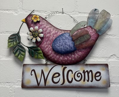 Metalen decoratie (tuin) hanger "welcome" roze vogel - meerkleurig - hoogte 29 x 39 x 1 cm - Woonaccessoires - Decoratieve hangers - Tuinaccessoires