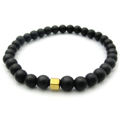 Herenarmband met 6mm matte zwarte natuursteen kralen en goudkleurige hematiet hexagon kraal