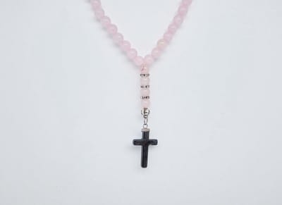 Handgemaakte Natuurstenen Autohanger "Roze kwartz"- Met metalen hanger "Kruis" - 8 mm diameter van de korrel- Mooie accessoire en decoratie voor de auto