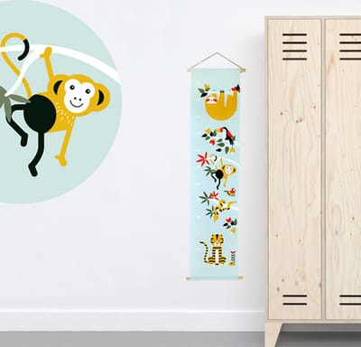 Groeimeter Jungle mint groen 30cm x 130cm - groeimeter - babykameraccessoire - katoen - oerwoud - jungle - mint - dieren - aap - luiaard - tijger - toekan - oker - babykamer - muurdecoratie - stokken - lederlook touwtje