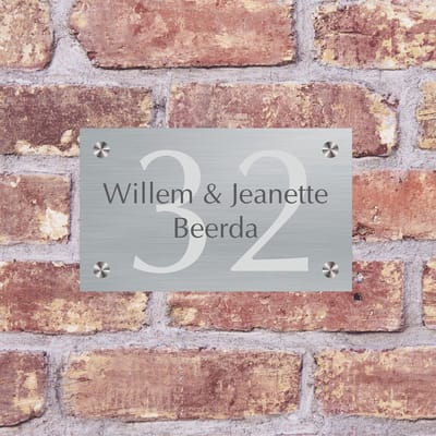 Naamplaatje - naambordje - helder glas - rvs achterplaatje - geborsteld rvs - naamplaatje van rvs - huisnummerbord