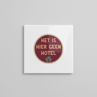 Grappige Woonquote Keramische Tegel “Het is hier geen hotel” – Humoristische Huisregels Wanddecoratie, Moderne Woondecoratie Tegel 15 x 15 cm