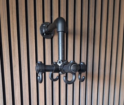 Hoexs - Kapstok Industrieel - Zwart Steigerbuis - 4 Kapstokhaken - Hangend Design - Kapstok Zwart