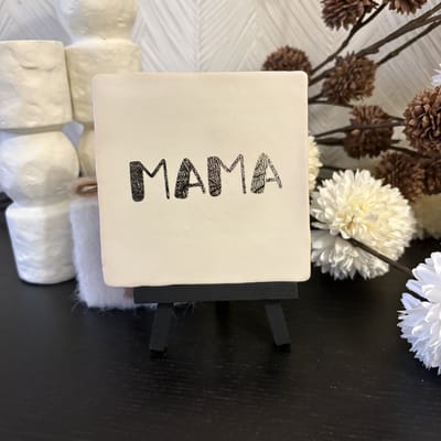 Hartjespost | Tegeltje Mama mat wit, goud | schoencadeautjes sinterklaas | tegeltjes met tekst | spreuktegel | tegeltjeswijsheden | Christmas | Xmas | kerstmis | mom | ouders | mama | familie | liefde | goud | alles is liefde | 10x10
