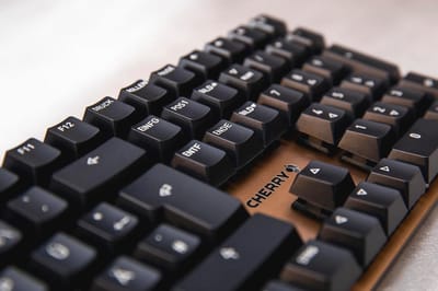 Mechanisch Kantoortoetsenbord Met Geanodiseerde Metalen Plaat, UK Indeling (QWERTY), Bedraad, MX2A BROWN Schakelaars