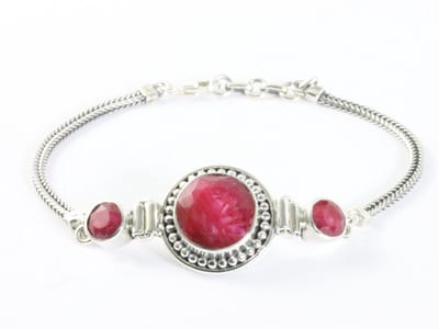 Bewerkte zilveren armband met robijn