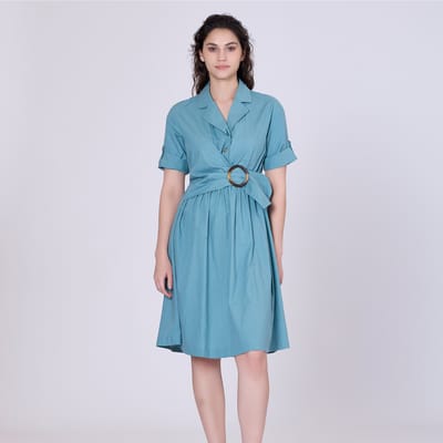 Shirtjurk met asymmetrische riempaneel