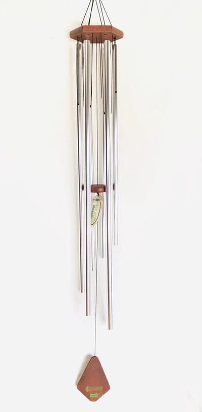 Nature's Melody Premiere Grande Chime Slver - Windgong - Windorgel - Muzikaal gestemd -Muziek windgong massief hout  met 6 mat zilver stalen buisen -144CM Voor een rijk en rustgevend geluid