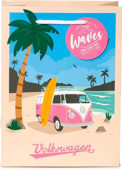 Als je uit cadeautasjes moet kiezen dan is dit de juiste! Met een prachtige print van een volkswagen op het strand tussen de palmbomen in! Een geweldig tasje om cadeau te geven met leuke spullen erin.
