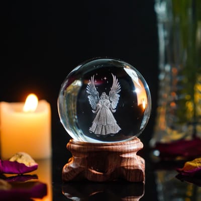 Dailygoods- Engel Beeldje Kristallen Bal - 3D Sculptuur - Decoratie - Cadeau - Hoekige Ontwerp - 2,4 inch - Kristallen Bol