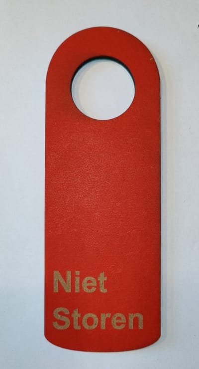 Djemzy - deur bordje - Deurhanger - kom binnen - niet storen - subtiel - rood,groen - dubbelzijdig - laser gegrafeerd hout - 6 mm mdf