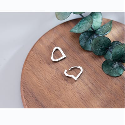 Fler® | Eenvoudige hartvormige oorbellen | Zilverkleurig | Hart | 1,0 x 0,4 cm | Stijlvol | Trendy | Elegant | Modieus | Kerstcadeau | Valentijnsdag cadeau