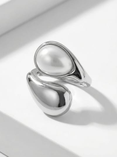Lundholm Luxe Ring Dames Parel Statement Ring Zilverkleurig - Premium Stainless Steel - Verstelbare Ring Imitatie Parel Wit - Vrouwen Cadeautjes Cadeau voor Vriendin - Tiger Serie - Scandinavisch Design