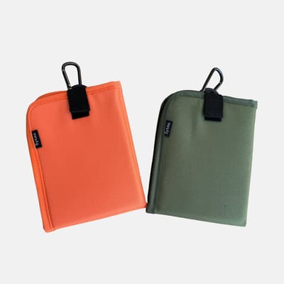 Opvouwbaar zitmatje met karabijnhaak - Set van 2 | Leuk zomercadeau voor buiten & reizen | Waterdicht 600D Oxford met XPE-schuim | Kampeerkussen | Lichtgewicht & draagbaar voor picknick, festival, vissen, wandelen, strand en kamperen | Groen & Oranje