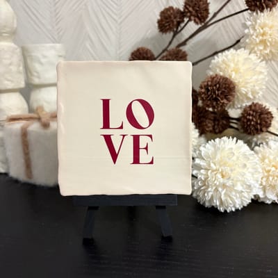 Hartjespost | Tegeltje L O V E, mat wit, bordeaux | tegeltjes met tekst | spreuktegel | tegeltjeswijsheden | Cadeau | Valentijn | Liefde | Love | Valentijnscadeau | Cadeau voor hem of voor haar | 14 Februari | V-Day | Valentine | Romantisch | 10x10