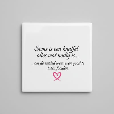Keramische Decoratieve Wandtegel 15x15 cm met Inspirerende Quote “Soms is een knuffel alles wat nodig is” – Minimalistisch Hart Design Cadeautegel