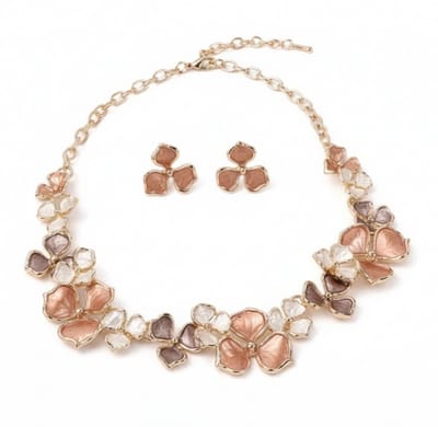 Roze en goudkleurige statement ketting met bloemen voor dames inclusief oorbellen set – sieraden set met bloem design