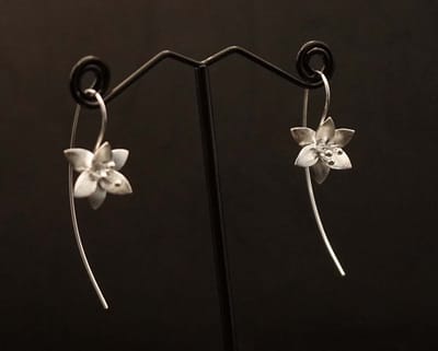 Sterling zilveren oorhangers bloemen - zilveren insteek oorbellen bloemen gemaakte van 925 zilver - leuke lange oorbellen bloempjes - vrouwelijke oorhangers - aparte oorbellen bloem - cadeau tip voor vrouwen, dames die graag oorbellen dragen