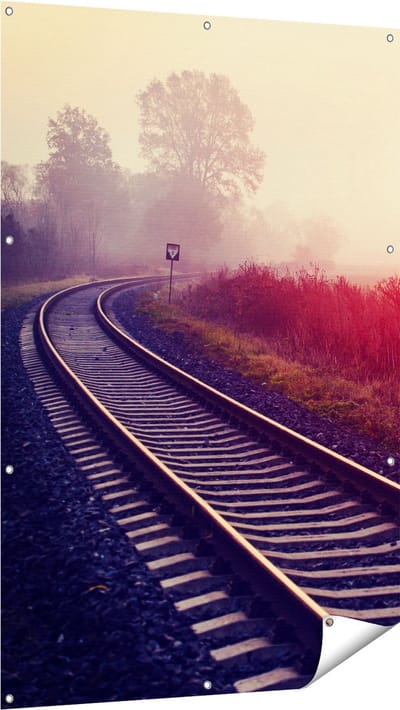 Gards Tuinposter Spoorweg Rails tijdens de Herfst met Mist - 100x150 cm - Tuindoek - Tuindecoratie - Wanddecoratie buiten - Tuinschilderij