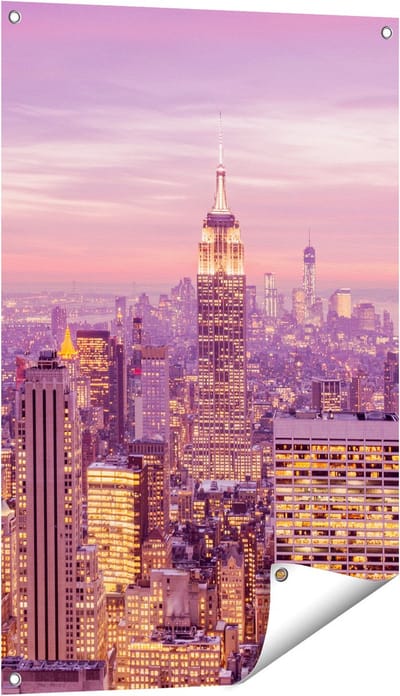 Gards Tuinposter New York Skyline met Lichten bij Zonsondergang - 60x90 cm - Tuindoek - Tuindecoratie - Wanddecoratie buiten - Tuinschilderij