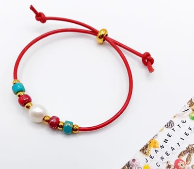 Jeannette-Creatief® - Zoetwaterparels - Armband met Rood Leer Zoetwaterparel, Matubo Beads & RVS Gouden Kralen - Dames Armband - Armband met Schuifknoop - Leren Armband - Rode Armband - Armband - Armband met Parel - Valentijn - Moederdag
