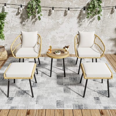 MODFU 5-delige Loungeset Tuin - Wit en Naturel - Rotan Vlechtwerk - Met Comfortabele Zitkussens - Moderne Tuinmeubelen - Loungeset voor Tuin, Terras of Balkon - Inclusief 2 Stoelen, 2 Krukken en Tafel