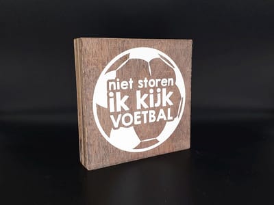 Woodart Tekstbord Voetbal – “Niet Storen Ik Kijk Voetbal” – Houten Mancave Decoratie – Cadeau voor Voetbalfans – 18x18 cm