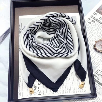 Sjaal-65cm-Vierkante sjaal met magnetische drukknoopsluiting – Te vormen tot driehoekige sjaal – Stijlvolle & elegante nekwarmer – Must-have voor elke outfit-Gestreept wit