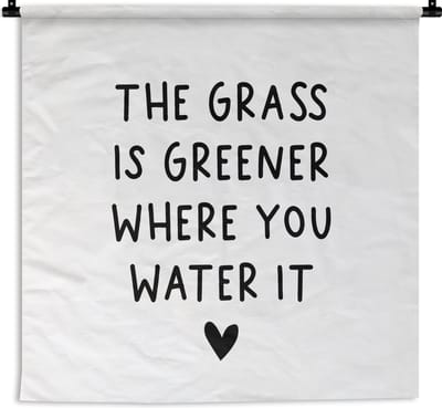 Wandkleed - Wanddoek - Engelse quote "The grass is greener where you water it" met een hartje tegen een witte achtergrond - 90x90 cm - Wandtapijt