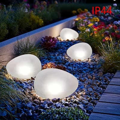 Twee op zonne-energie werkende lampen met een steenlook, geschikt voor zowel binnen- als buitengebruik, voorzien van automatische schakeling, geen bedrading nodig, en bolvormige LED-sfeerverlichting voor binnenplaatsen