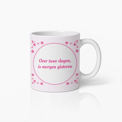 Over Twee Dagen Is Morgen Gisteren Mok 330ml – Nederlandse Quote Koffiebeker met Roze Bloemen Ontwerp – Grappig en Betekenisvol Cadeau voor Koffieliefhebbers