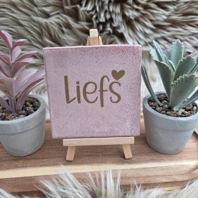 Robuust wenstegeltje “Liefs” – 10x10 cm – Liefdevolle Wanddecoratie & Cadeau – Cadeau vriendin – Woondecoratie quotes – Romantisch cadeau – Decoratief Tegeltje met Standaard – Cadeau Idee