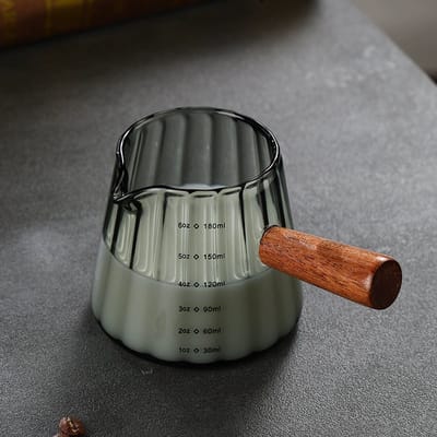 Crrynuo 1 Stuk - Hittebestendig Glas Melkkannetje - Met Houten Handvat - 180ml Transparant Melk Kruikje - Voor Espresso Koffie - Met Maatverdeling En V-Vormige Tuit