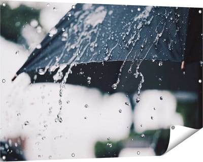 Gards Tuinposter Zwarte Paraplu met Regen Druppels - 120x80 cm - Tuindoek - Tuindecoratie - Wanddecoratie buiten - Tuinschilderij