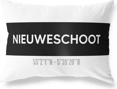 Tuinkussen NIEUWESCHOOT - FRIESLAND met coördinaten - Buitenkussen - Bootkussen - Weerbestendig - Jouw Plaats - Studio216 - Modern - Zwart-Wit - 50x30cm
