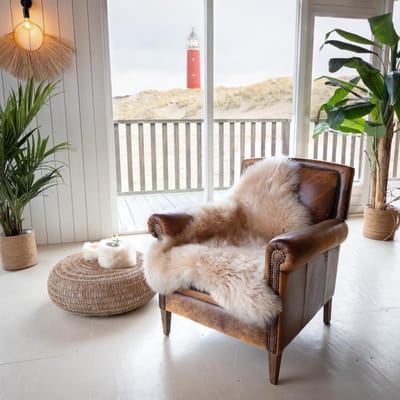 Skéépe – Texelse schapenvacht beige – XL 110x70 cm – echt & natuurlijk – stoel, bank of vloerkleed