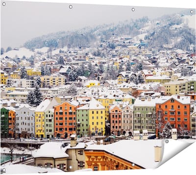 Gards Tuinposter Gekleurde Huisjes met Sneeuw in Oostenrijk - 120x90 cm - Tuindoek - Tuindecoratie - Wanddecoratie buiten - Tuinschilderij