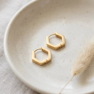 Lundholm Oorbellen Dames Hexagon Oorringen Goudkleurig - Premium Stainless Steel Gold Plated - Kleine chunky Oorbellen - Lot serie - Cadeau voor vrouw verjaardag Cadeau voor Vrouw - Scandinavisch Design