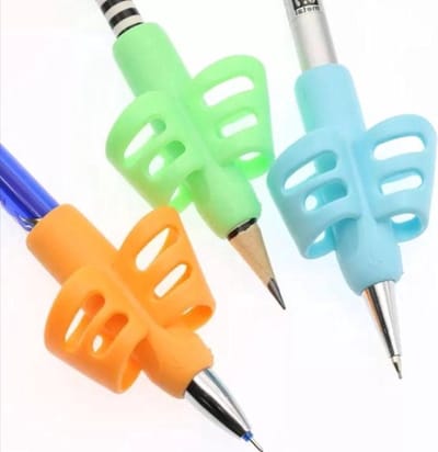 *** 2 Stuks Vingergrip Potloodhulp Willekeurige Kleur - Pencilgrip - Pengrip - Schrijfhouding Correctie - Schrijf hulp - van Heble® ***