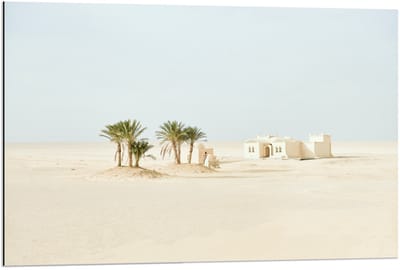 Dibond - Palmbomen met Wit Huisje op Zandvlakte - 90x60cm Foto op Aluminium (Wanddecoratie van metaal)