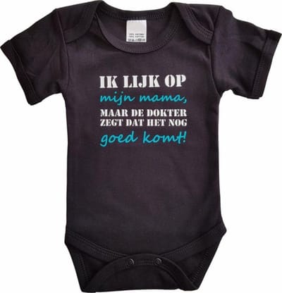 Zwarte romper met "Ik lijk op mijn mama, maar de dokter zegt dat het nog goed komt!" - maat 56 - moederdag, zwanger, cadeautje, kraamcadeau, grappig, geschenk, baby, tekst