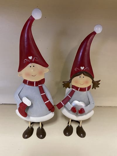 Metalen Kerstjongen & meisje op standaard - Set van 2 stuks - rood - Kerstdecoratie - 19x7x0.5cm