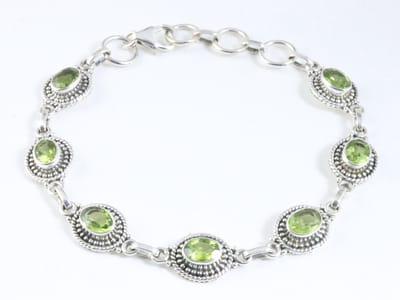 Bewerkte zilveren armband met peridoot