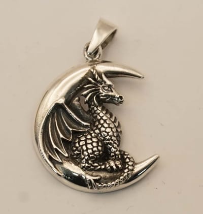 Zilveren hanger draak op maan - prachtige zilveren hanger draak op maan - stoere hals hangertje draak - fantasie wereld kettinghanger van 925 zilver - silver pendant dragon on the moon