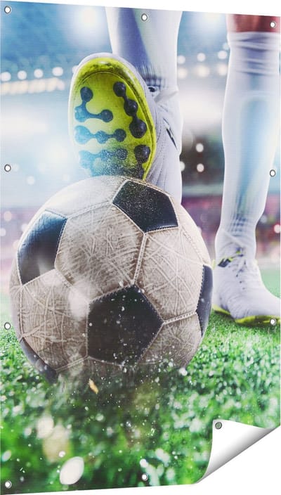 Gards Tuinposter Voetbalspeler met de Bal in het Stadion - 80x120 cm - Tuindoek - Tuindecoratie - Wanddecoratie buiten - Tuinschilderij