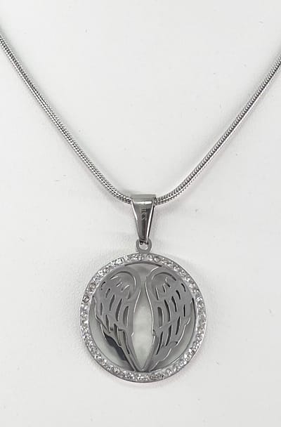Hanger - Ø 2.5 cm - Rond - Bescherming - engel - vleugel - met ketting L 45 cm - RVS - Prachtig design hanger met een opengewerkt patroon bescherming engel vleugel, omringd door een rand van zirkonia-stenen.